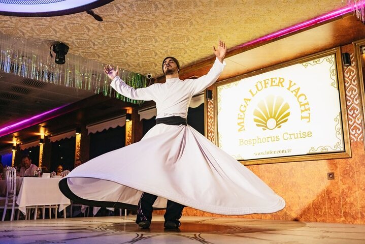 İstanbul Mega Lüfer Dinner Cruise Bosphorus and Show - Pvt. Table