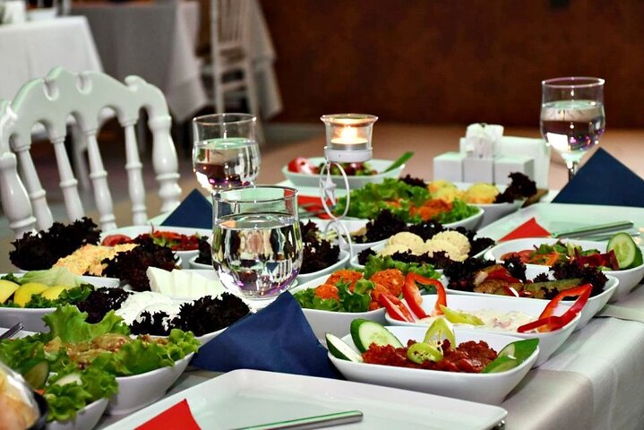 İstanbul Mega Lüfer Dinner Cruise Bosphorus and Show - Pvt. Table