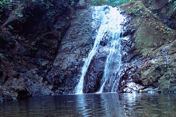 Hike 10 waterfalls in Jaco lunch included