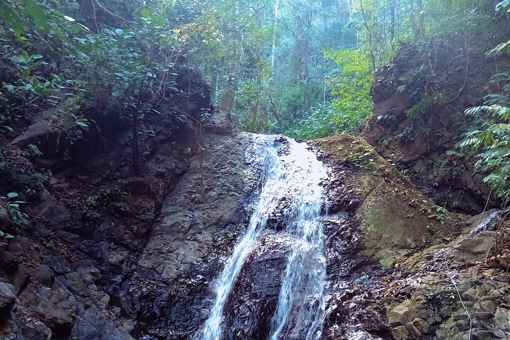 Hike 10 waterfalls in Jaco lunch included