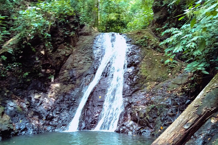 Hike 10 waterfalls in Jaco lunch included