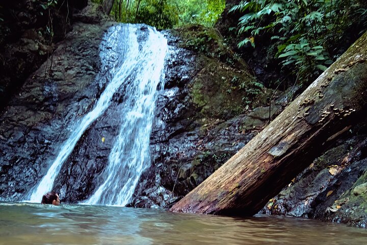 Hike 10 waterfalls in Jaco lunch included