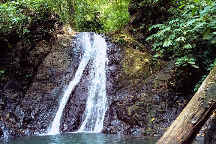 Hike 10 waterfalls in Jaco lunch included