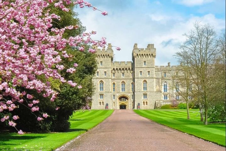 Stonehenge, Windsor Castle and Bath with Pub Lunch in Lacock