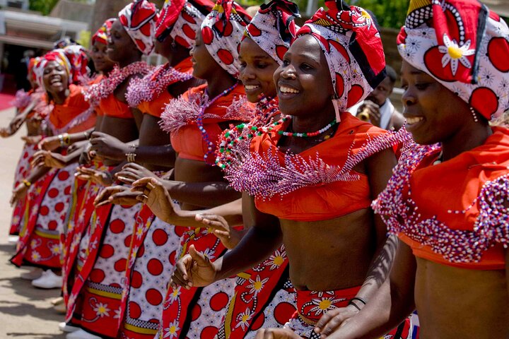 Giraffe Center, Karen Blixen, Beads and Bomas Cultural Dances