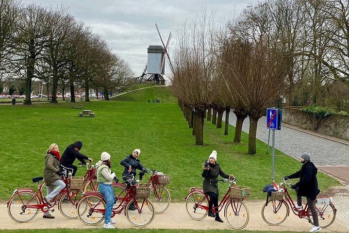 Bruges Guided Retro Biketour: Highlights, Hidden Gems & Tasting