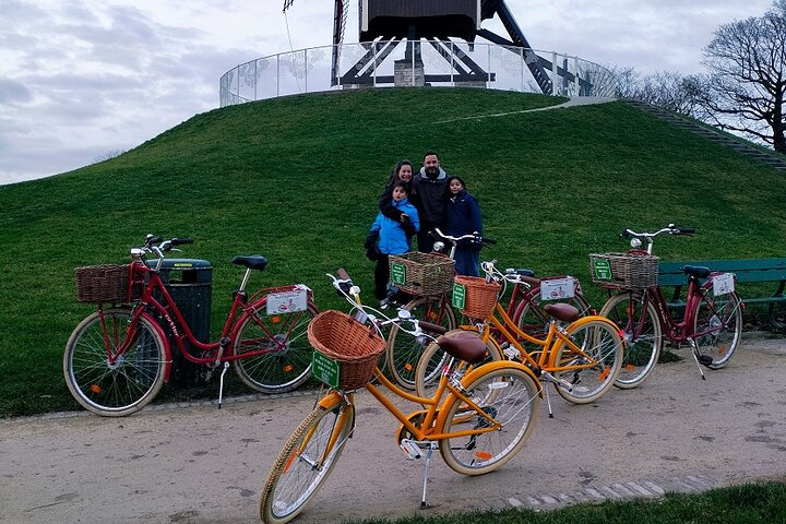 Bruges Guided Retro Biketour: Highlights, Hidden Gems & Tasting