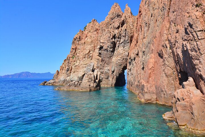 Getaway to the Calanques of Piana de Cargèse in a small group