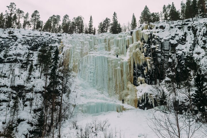 Korouoma Canyon: Frozen Waterfalls Hike & BBQ Experience