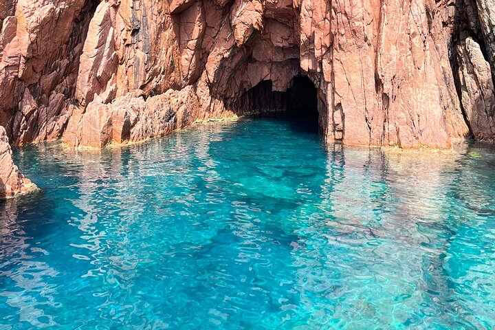 Getaway to the Calanques of Piana de Cargèse in a small group