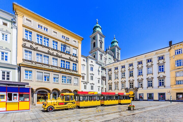 Family Tour of Linz's Old Town, Pöstlingberg and Grottenbahn