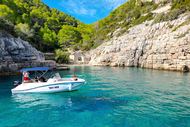 Makarska: 3-Island Speedboat Tour with Cave and Blue Lagoon