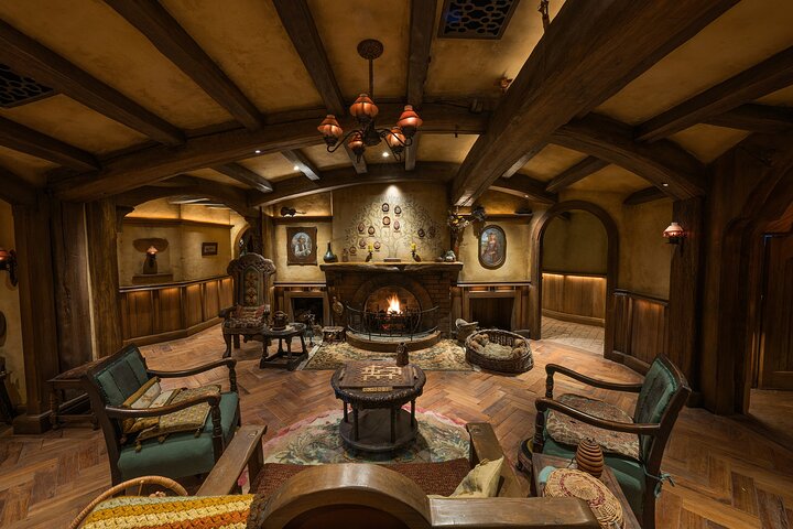 Hobbiton & Waitomo Caves Guided Day Trip from Auckland incl lunch