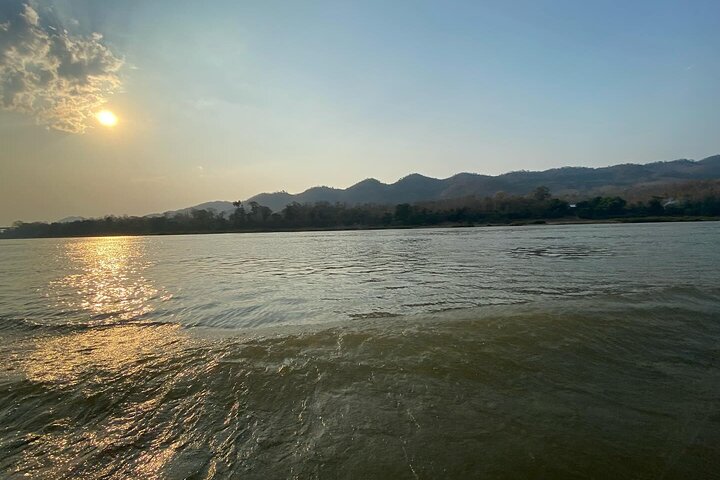 Chiang Rai: 2 Days 1 Night Slow Boat Transfer to Luang Prabang