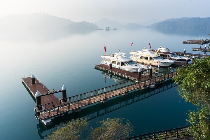 Private 9-Hour Sun Moon Lake Leisure Tour from Taichung (台中)!