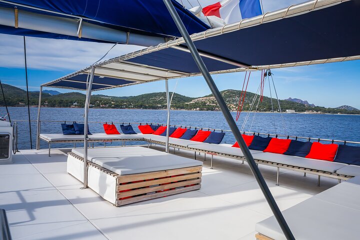 A day at sea in Cala Blanca with paella and jet ski