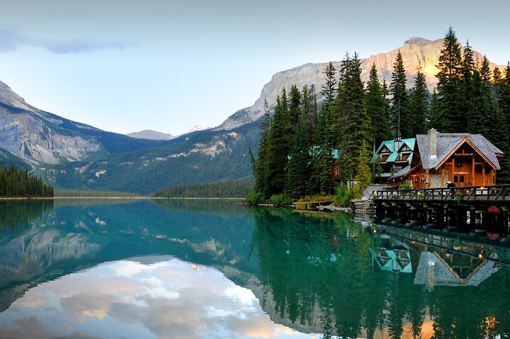 8 Iconic Stops. 12 Comfy Seats. See Banff's Best in First Class.