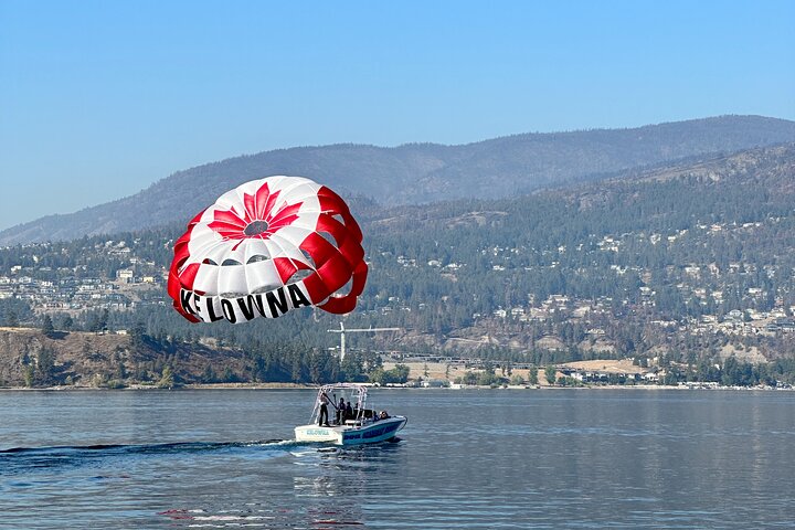 Kelowna: Morning Discount Parasailing Experience