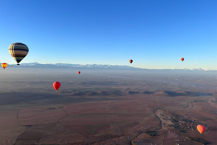 Hot air balloon flight at sunrise in Marrakech breakfast