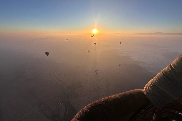 Hot air balloon flight at sunrise in Marrakech breakfast