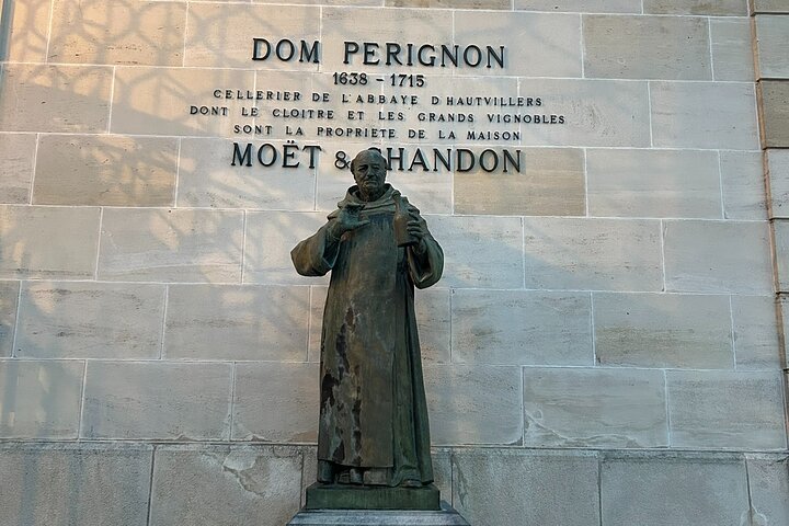 One Day Tour in Champagne with Lunch and Tasting