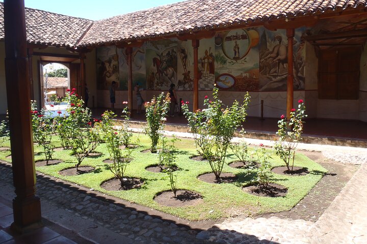 Nicaragua One Day Tour to Colonial Granada and Crafty Masaya