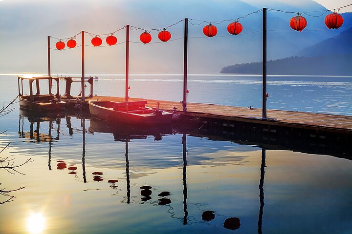 Private 9-Hour Sun Moon Lake Leisure Tour from Taichung (台中)!
