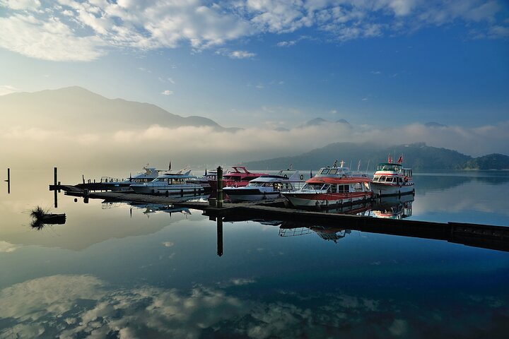 Private 9-Hour Sun Moon Lake Leisure Tour from Taichung (台中)!