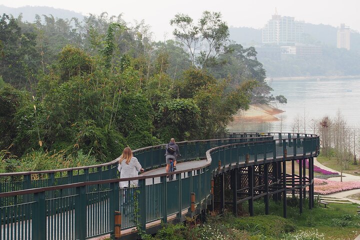 Private 9-Hour Sun Moon Lake Leisure Tour from Taichung (台中)!