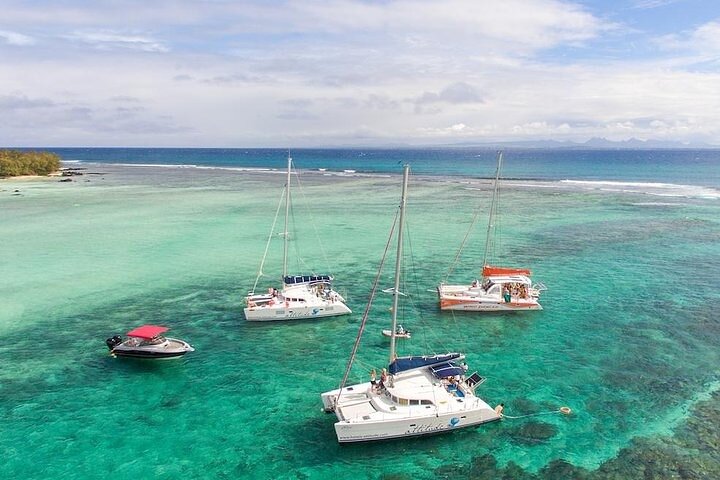 Mauritius Ile Aux Cerfs Catamaran Tour with Lunch and Drinks