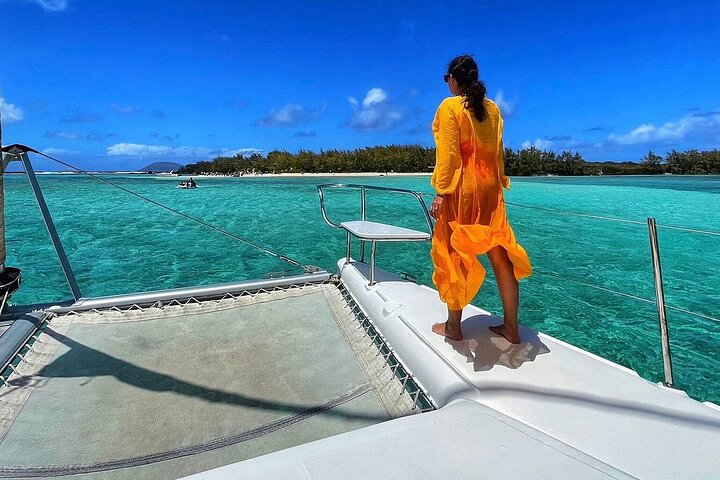 Mauritius Ile Aux Cerfs Catamaran Tour with Lunch and Drinks