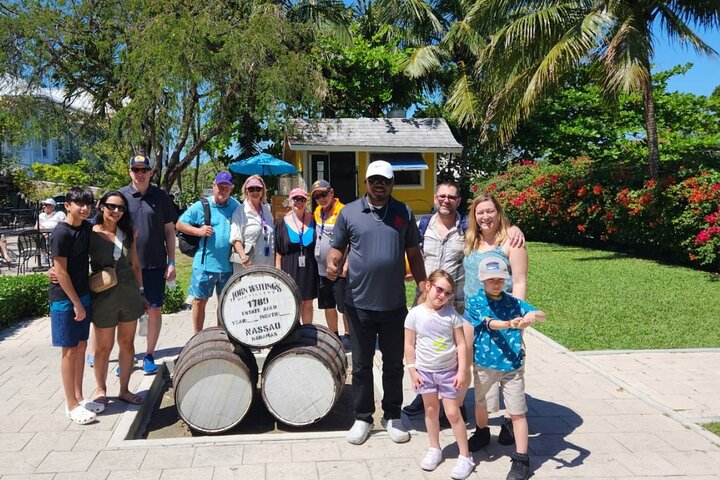 Nassau's Half Day Bus City Tour: Guided Tour with Free Samples