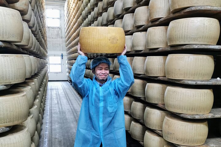 Parmigiano, Prosciutto and Traditional balsamic Tour from Bologna