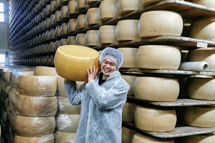 Parmigiano, Prosciutto and Traditional balsamic Tour from Bologna
