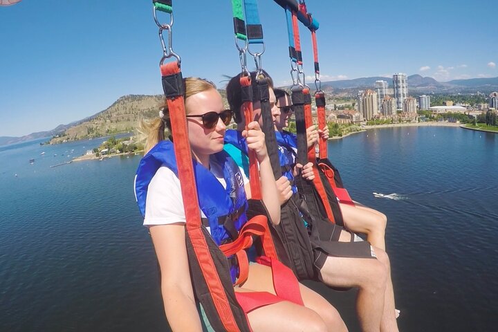 Kelowna: Ultimate Parasailing Experience