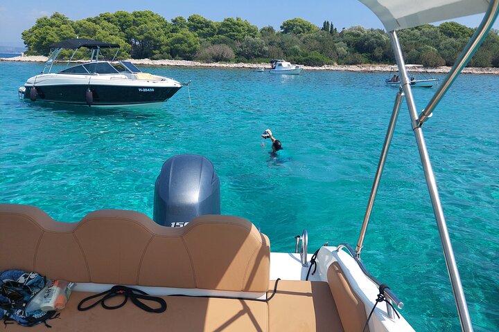 Explore islands Brac, Šolta and Blue Lagoon with Cayman Deluxe