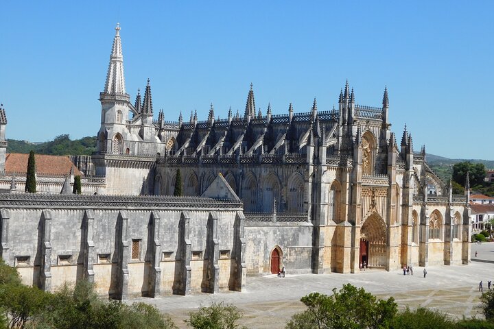 Transfers from/to Lisbon Airport to: Fátima / Nazaré / Alcobaça..