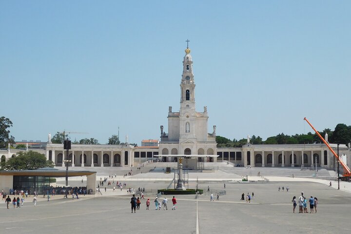 Transfers from/to Lisbon Airport to: Fátima / Nazaré / Alcobaça..