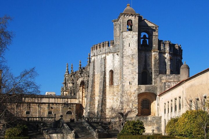 Transfers from/to Lisbon Airport to: Fátima / Nazaré / Alcobaça..