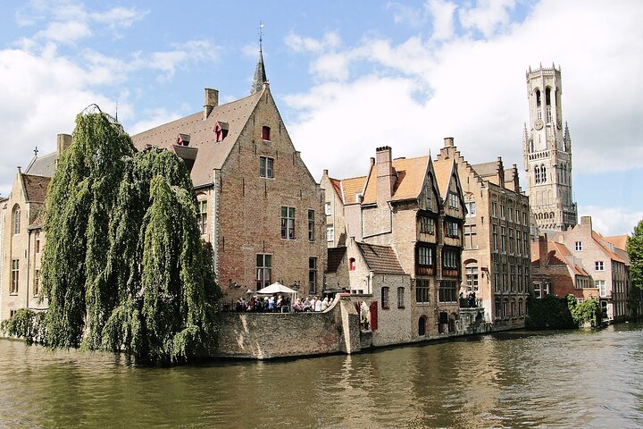 Guided Walking Tour of Bruges with Canal Cruise and Tastings
