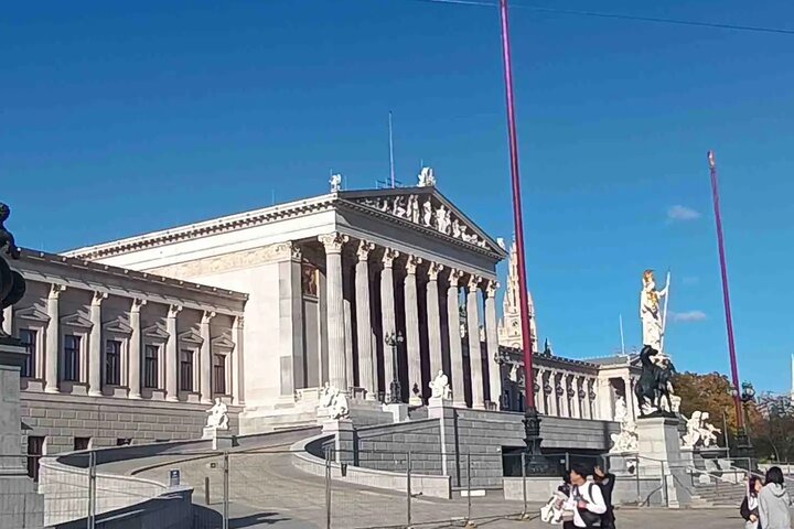Private car or minivan transfer from Budapest to Vienna or back.