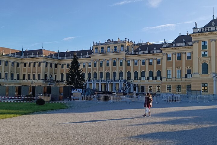 Private car or minivan transfer from Budapest to Vienna or back.