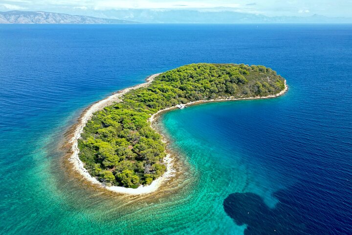 Private 3-Island Boat Tour: Blue Lagoon, Brač & North Hvar Shore