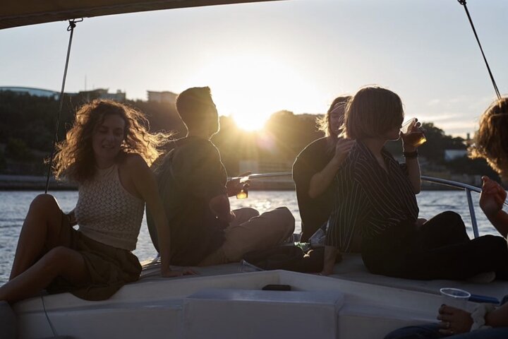 Porto: Douro Small Group Boat Cruise with Port Wine and Snacks