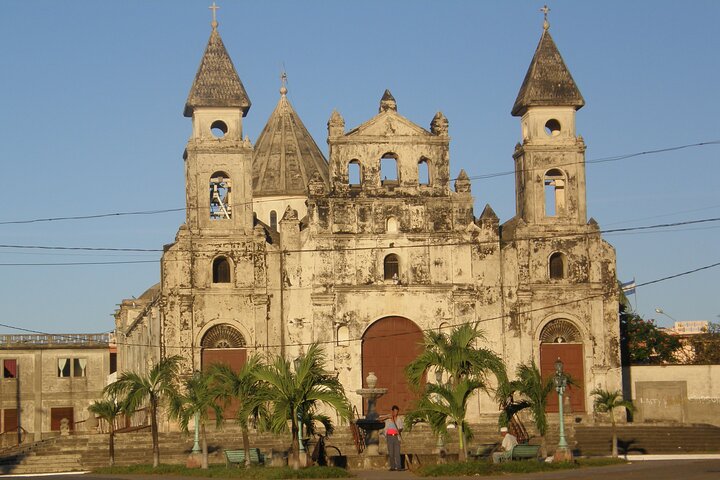 Nicaragua One Day Tour to Colonial Granada and Crafty Masaya