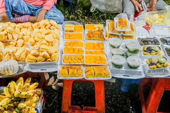 Phnom Penh Evening Foodie Vespa Tour / Tuk Tuk Available