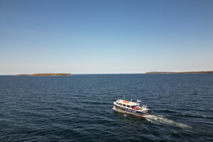 Strawberry Islands Scenic Boat Tour and Historic Cottage Row