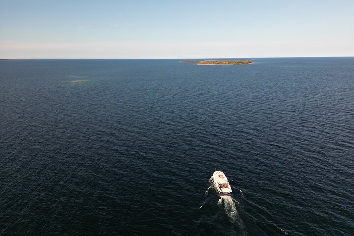 Strawberry Islands Scenic Boat Tour and Historic Cottage Row