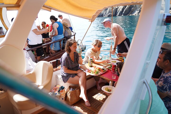 La Spezia: Cinque Terre Tour with Lunch on Board 8 hours