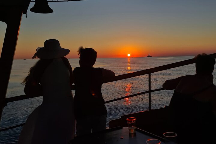 3Hour ALL-INCLUSIVE Sunset Dolphin Watching from Medulin onSandra